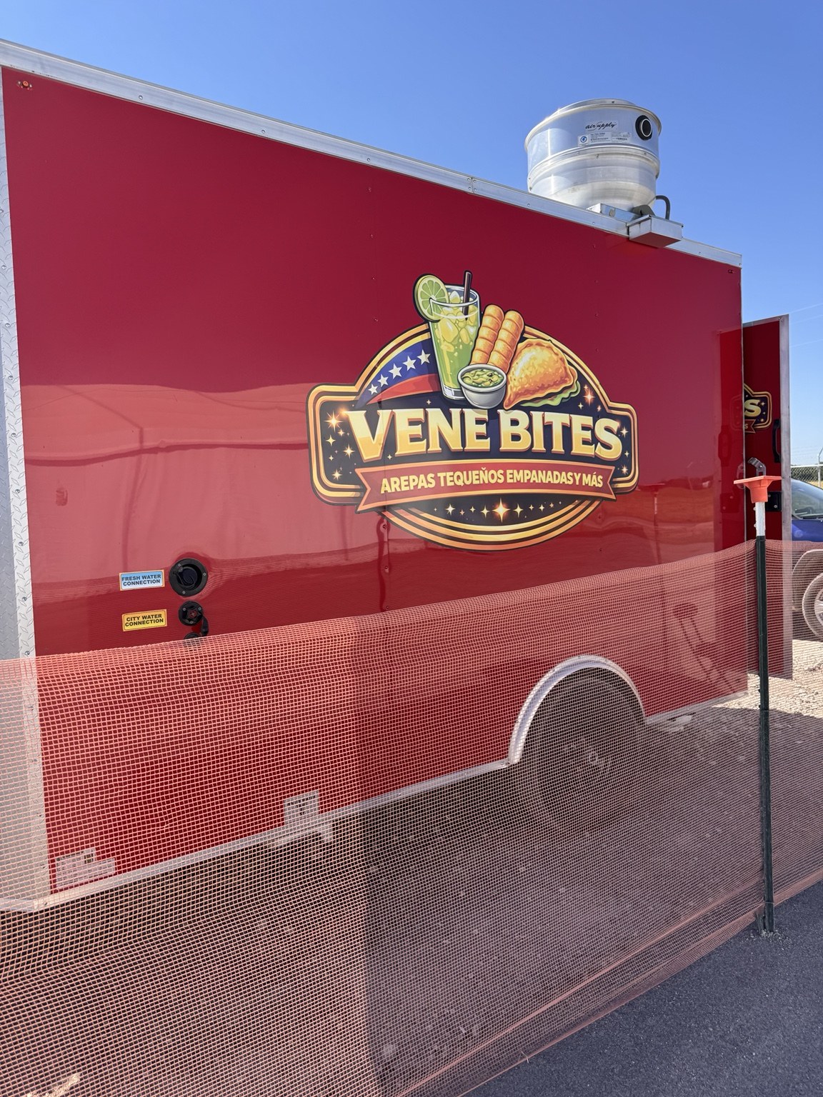 Food trailer rojo de Vene Bites con el logo del negocio