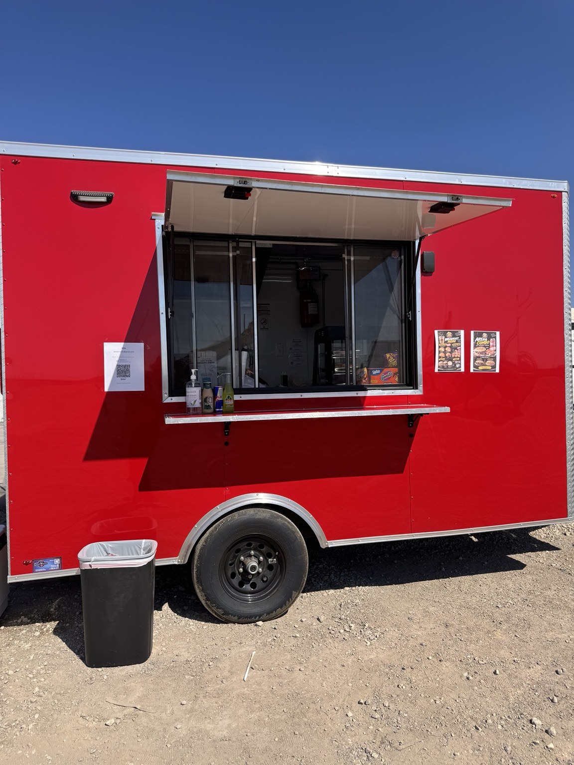 Ventana de servicio del food trailer de Vene Bites